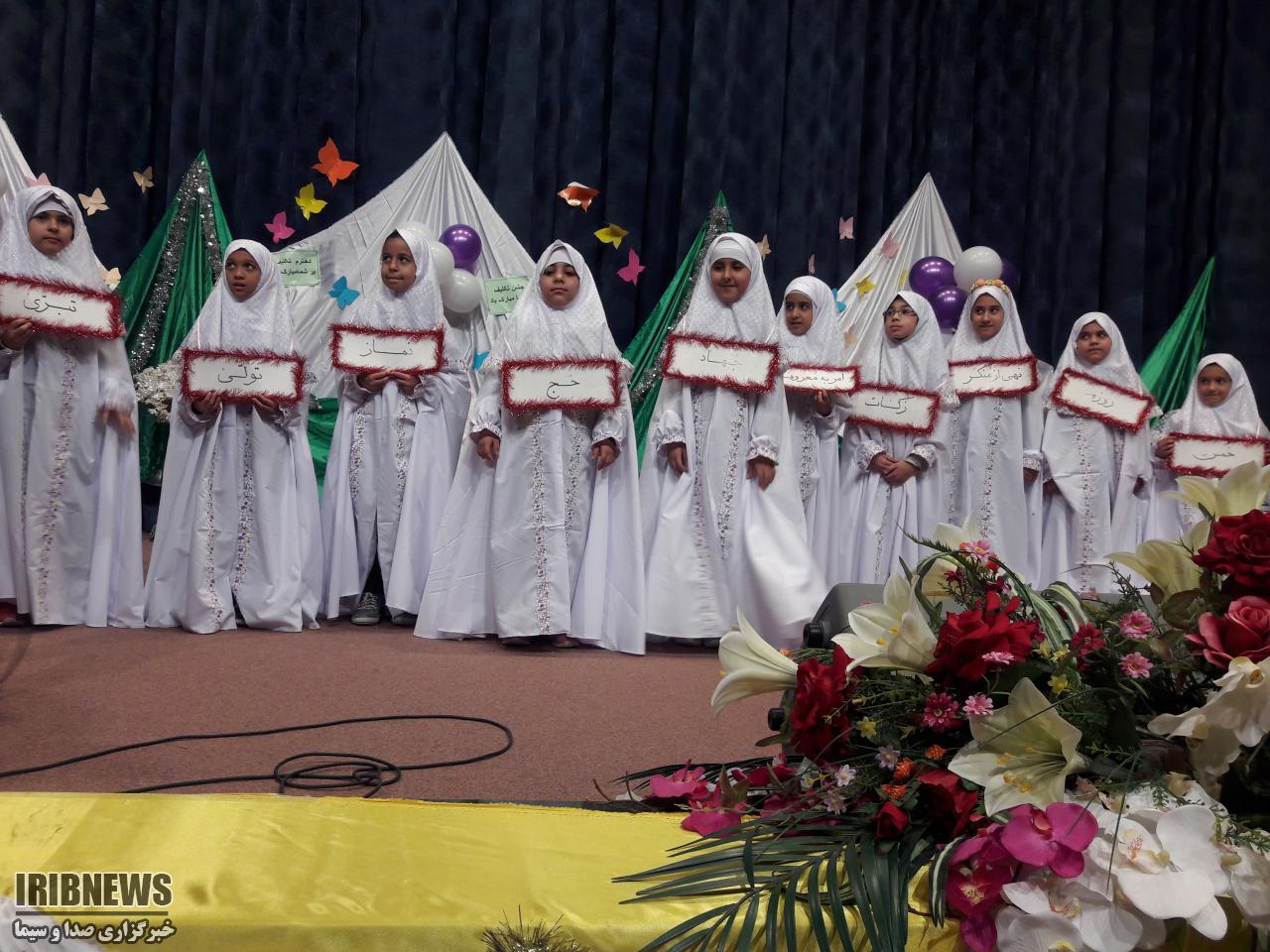 برگزاری جشن تکلیف دانش آموزان دختر در بافق+عکس