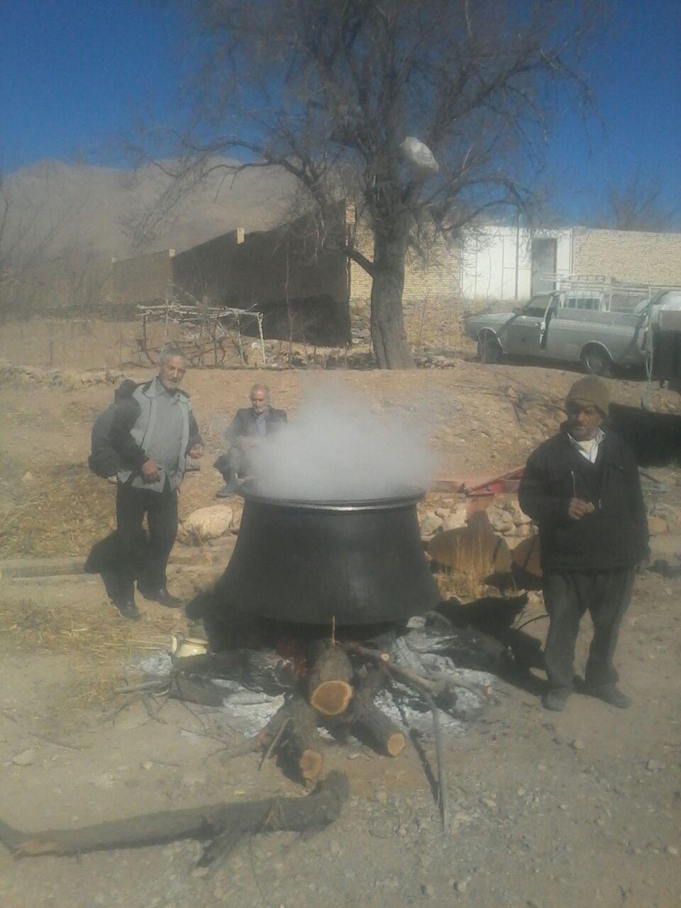 طبخ آش نذری در روستای مور طبخ آش نذری در روستای مور