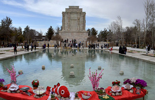 بازدید روزانه 6 هزار نفر از آرامگاه فردوسی بازدید روزانه 6 هزار نفر از آرامگاه فردوسی