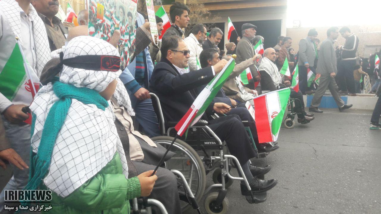 توزیع پرچم مقدس جمهوری اسلامی ایران بین مردم