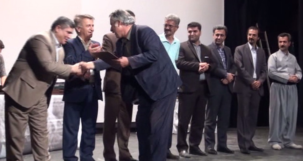 پنجمین جشنواره تئاتر خیابانی سقز با شناخت برترینها به کار خود پایان داد. پنجمین جشنواره تئاتر خیابانی سقز با شناخت برترینها به کار خود پایان داد.