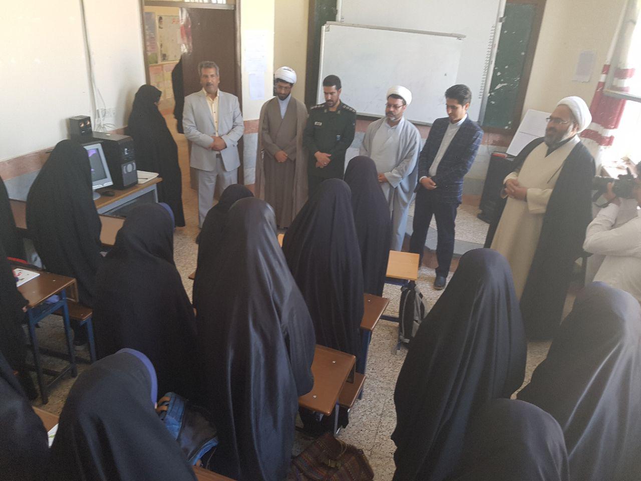 توزیع لوازم التحریر بین دانش آموزان نیازمند زیرکوه