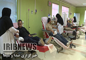 کمک مهابادی ها با اهدای خون به زلزله زدگان