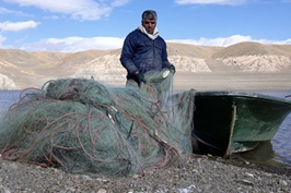 جمع آوری بیش از ۲۵۰۰ متر دام صیادی از سطح دریاچه زاینده رود
