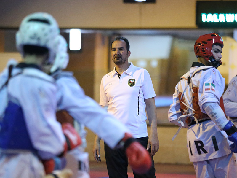 تکواندوکاران نوجوان وارد اردو می‌شوند