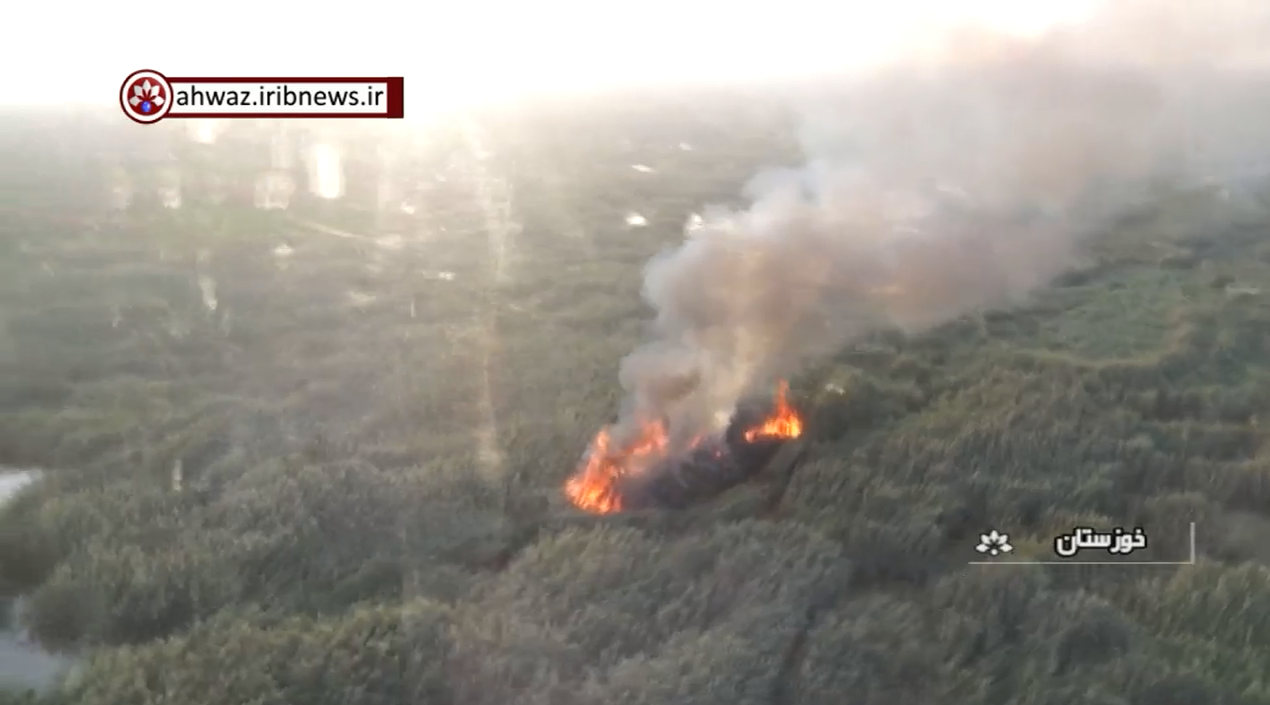 عملیات اطفای حریق توسط بالگرد برای مهار آتش سوزی در بخش عراقی تالاب هورالعظیم