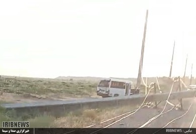 برخورد مینی بوس با تیربرق در پارس‌ آباد