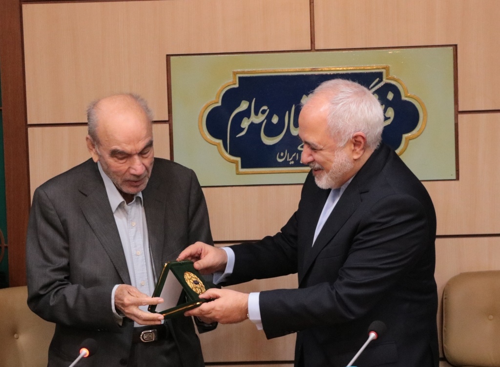 اهدای نشان فرهنگستان علوم به محمدجواد ظریف