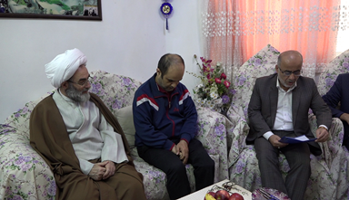 دیدار نماینده ولی فقیه در گیلان با  3 جانباز برگزیده
