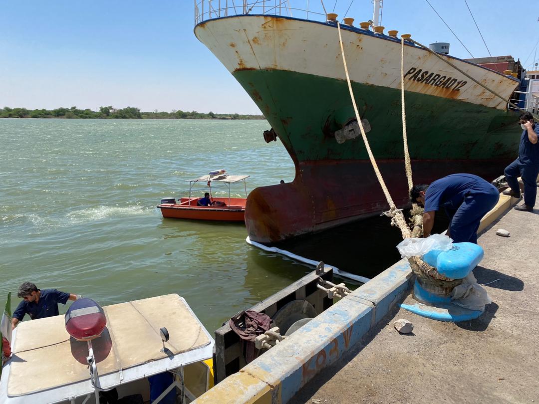 مهار آلودگی نفتی در اسکله بندر خرمشهر مهار آلودگی نفتی در اسکله بندر خرمشهر