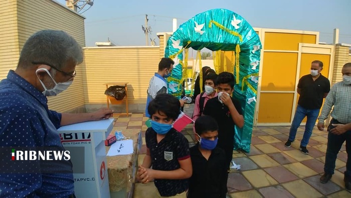 والدین و دانش آموزان در گیرو دار بازگشایی مدارس