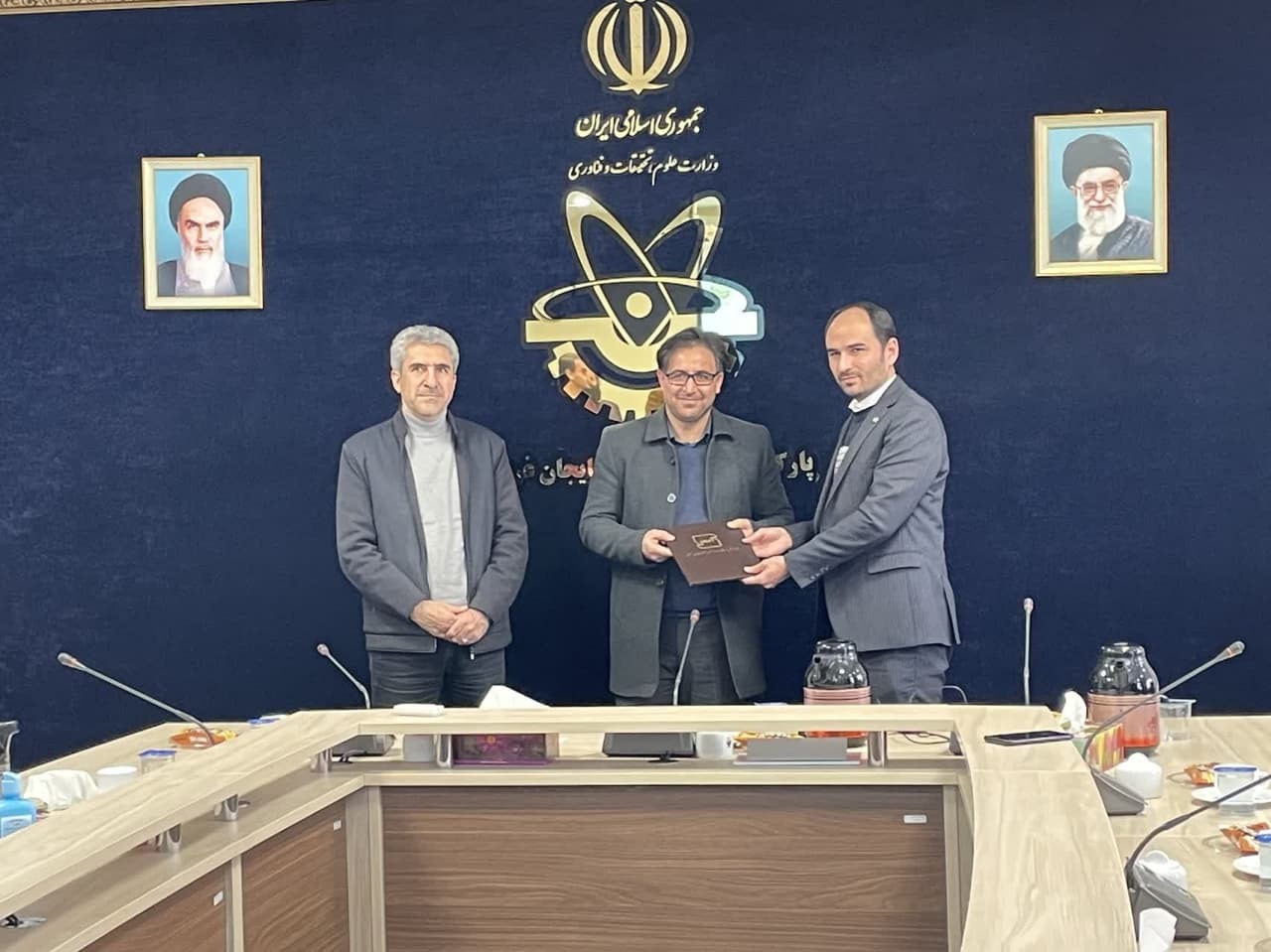 اهداء نخستین نشان دانش نماد اهداء نخستین نشان دانش نماد