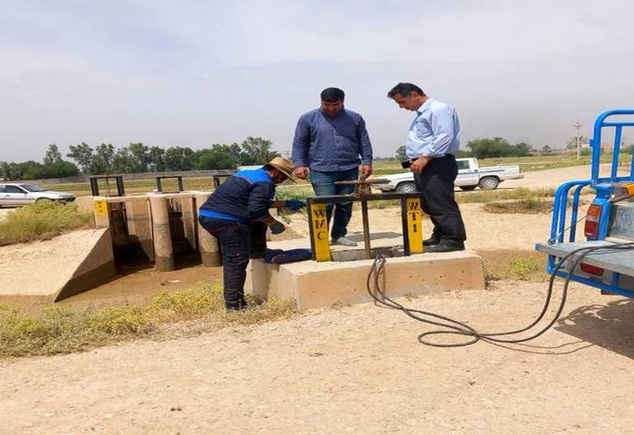 ممانعت از برداشت غیر مجاز آب در شبکههای آبیاری کارون بزرگ ممانعت از برداشت غیر مجاز آب در شبکههای آبیاری کارون بزرگ