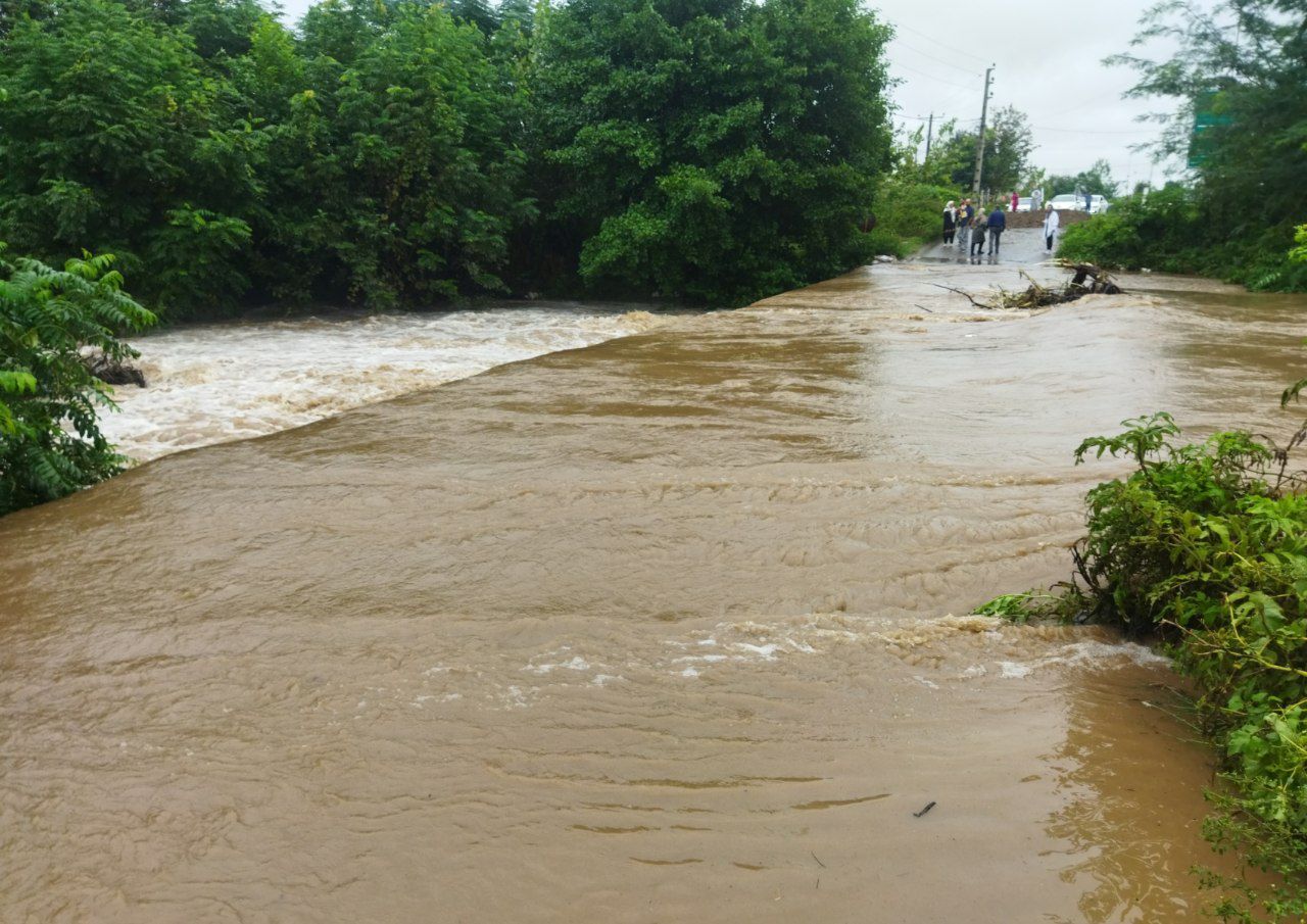 تداوم امدادرسانی در مناطق سیل زده گیلان