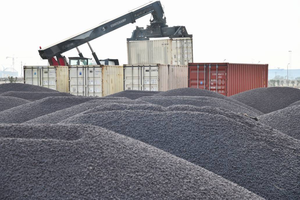 بارگیری نخستین محموله کانتینری مواد معدنی در بندر امام خمینی بارگیری نخستین محموله کانتینری مواد معدنی در بندر امام خمینی