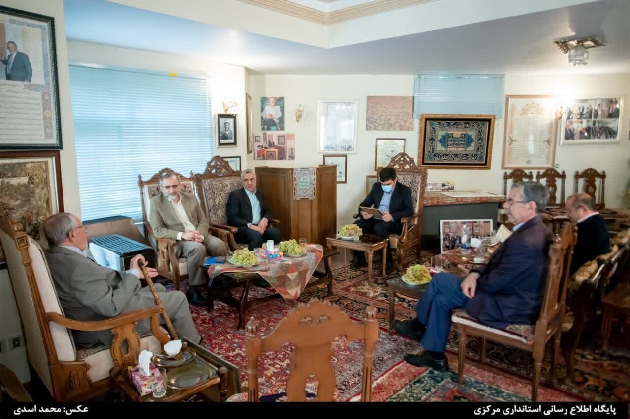 تجلیل از خدمات خیّر فرهیخته و تاجر سرشناس فرش استان تجلیل از خدمات خیّر فرهیخته و تاجر سرشناس فرش استان