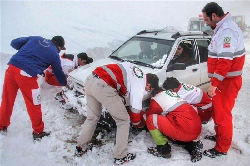 امداد رسانی به افراد گرفتار در برف جاده‌های خراسان شمالی