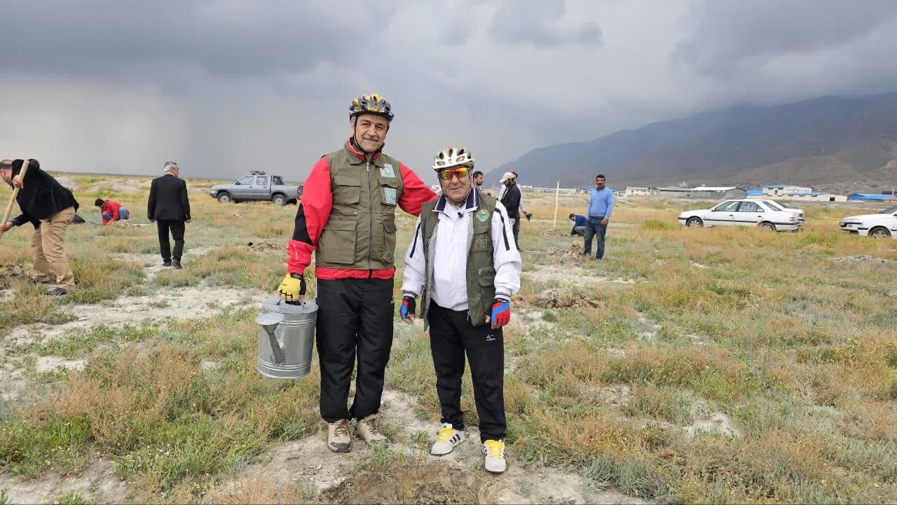 کاشت دویست اصله نهال گزدر حاشیه دریاچه ارومیه کاشت دویست اصله نهال گزدر حاشیه دریاچه ارومیه