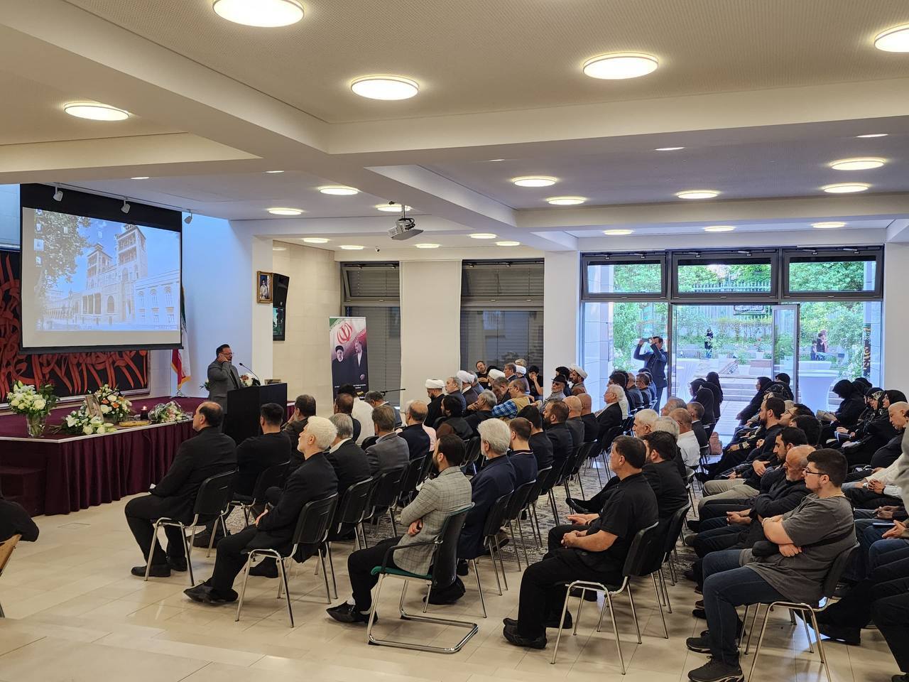 ادامه حضور مقامات کشورهای مختلف در سفارتخانه‌های ایران برای ادای احترام به رئیس جمهور شهید