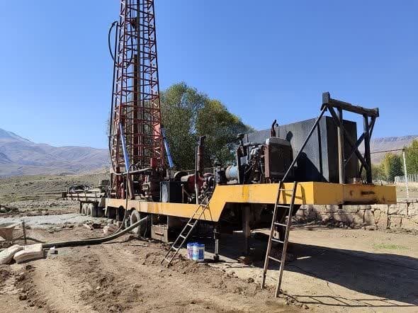 مراحل پایانی عملیات حفر چاه آب شرب در روستای گجوت شهرستان ماکو