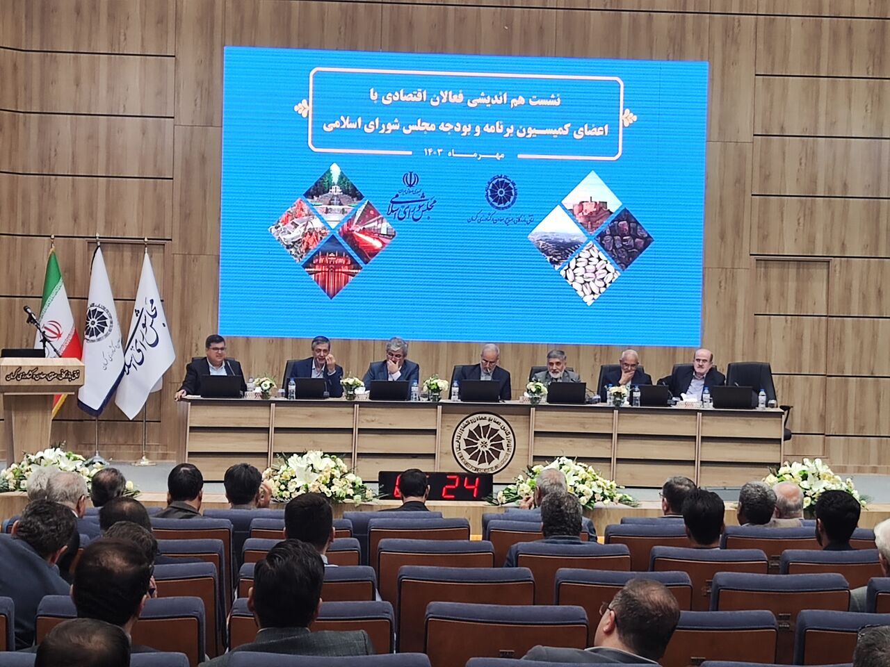 تاجگردون : با ارز سه نرخی ناترازی اقتصادی تداوم مییابد تاجگردون : با ارز سه نرخی ناترازی اقتصادی تداوم مییابد