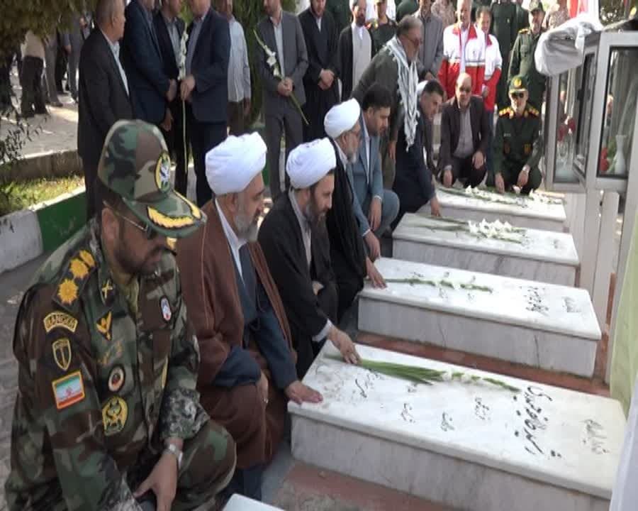 گلباران و عطر افشانی مزار شهدای شهرستان خوی گلباران و عطر افشانی مزار شهدای شهرستان خوی