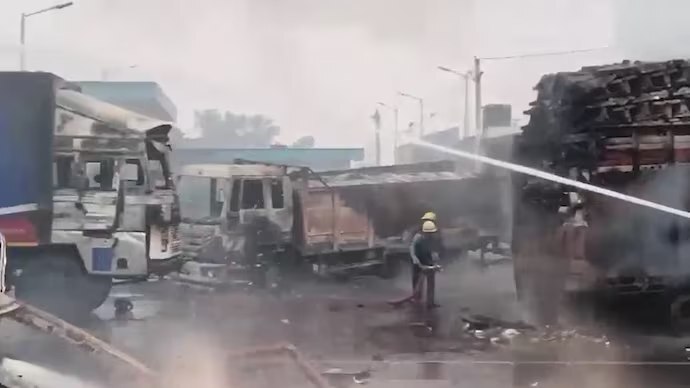 ۴۰ کشته و زخمی در برخورد کامیون با پمپ بنزین در هند ۴۰ کشته و زخمی در برخورد کامیون با پمپ بنزین در هند