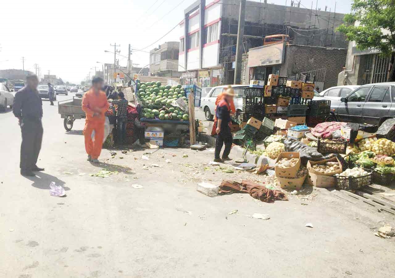 عبور و مرور سنگین در جاده ی قوچان به مشهد به علت وجود وانت بار ها و میوه فروشان در کنار جاده