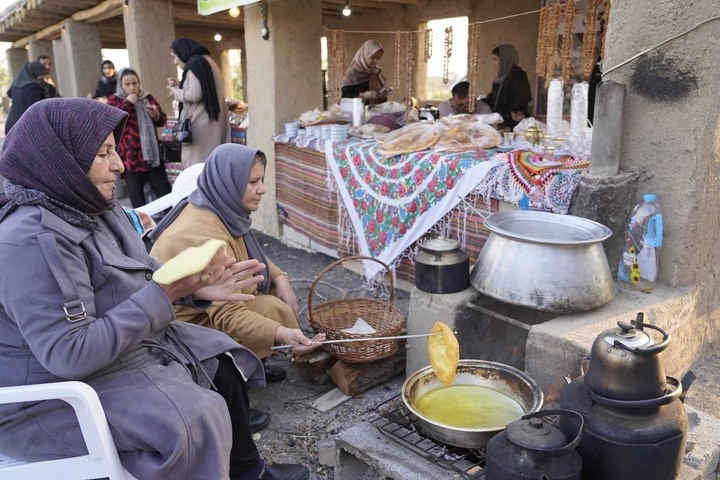 برپایی نمایشگاه  محصولات و تولیدات خانگی بانوان کارآفرین و هنرمند صنایع‌دستی در ارومیه