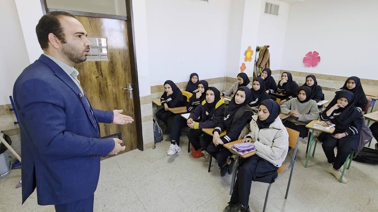 اجرای طرح پیشگیری از آسیب‌های اجتماعی در مدارس میبد