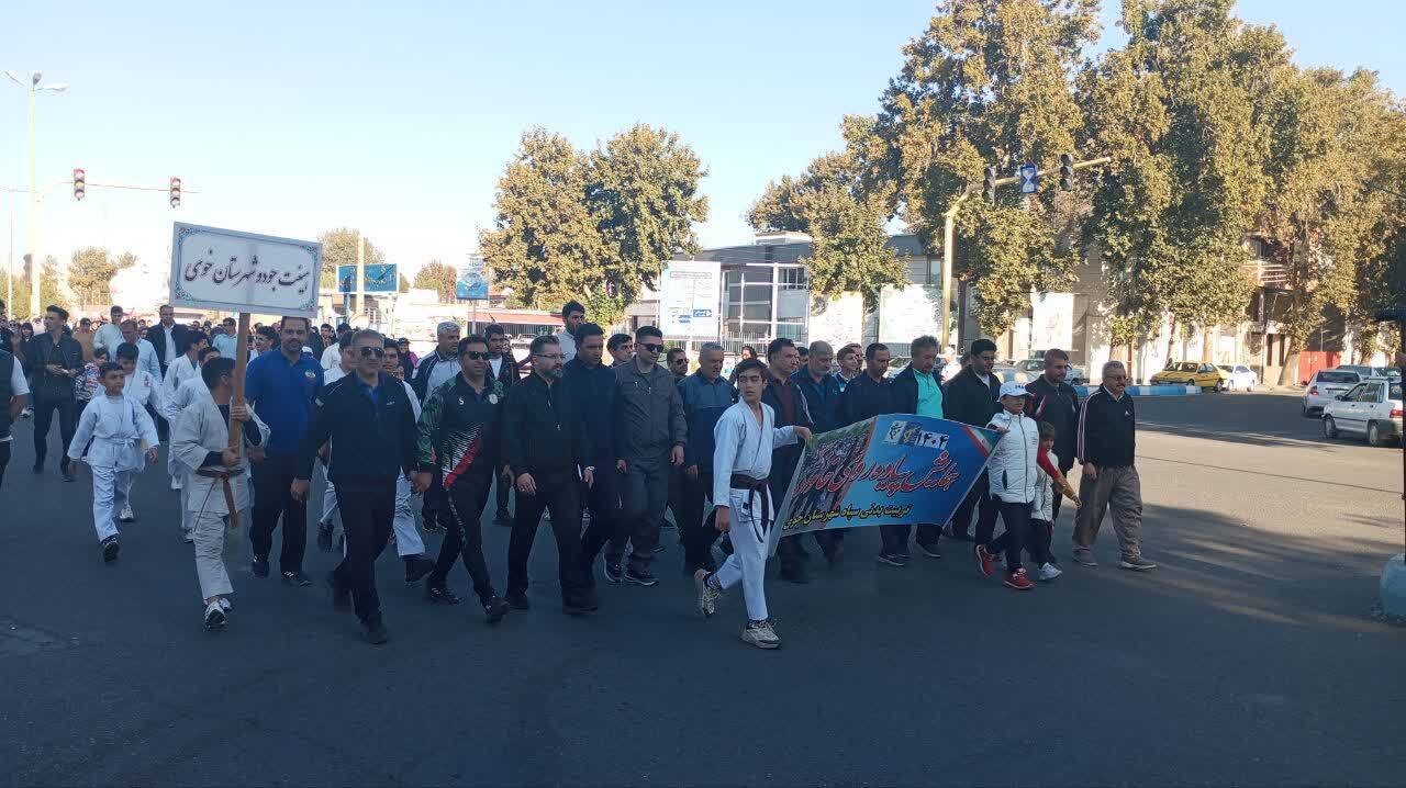 پیادهروی خانوادگی در خوی به مناسبت هفته دفاع مقدس پیادهروی خانوادگی در خوی به مناسبت هفته دفاع مقدس