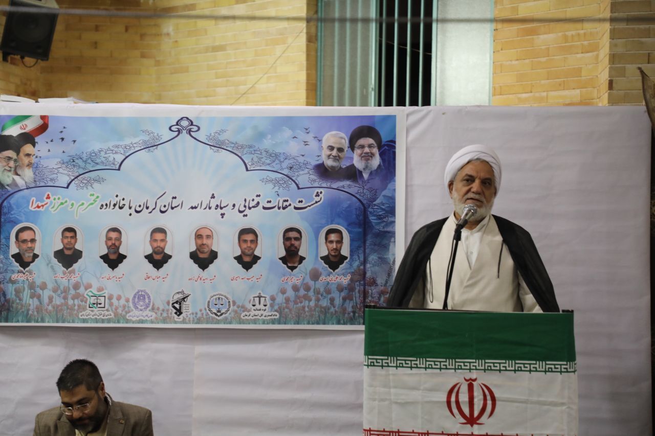 تجلیل ازخانواده های هشت شهید جنگ دوازده روزه تجلیل ازخانواده های هشت شهید جنگ دوازده روزه