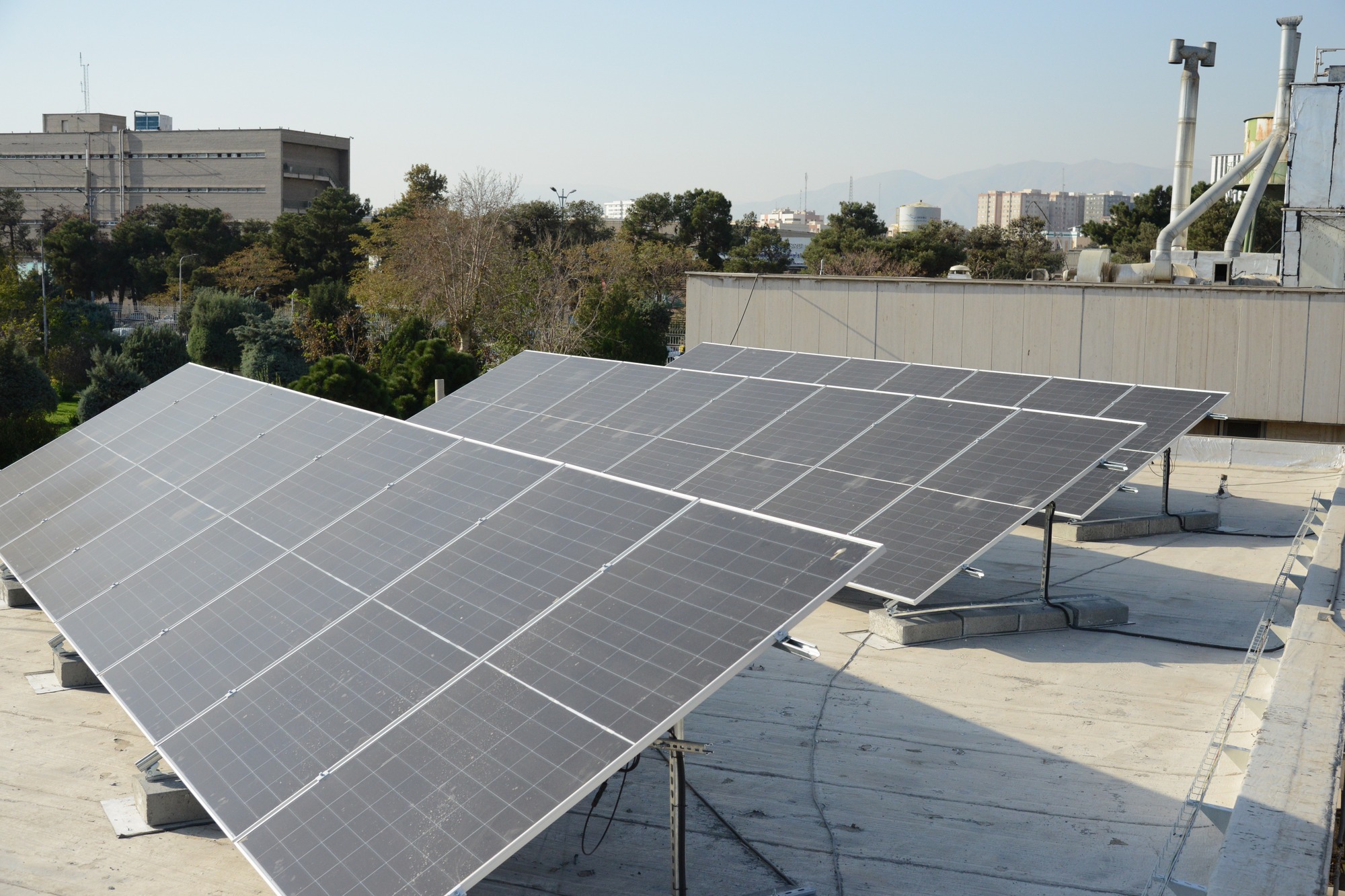 تجهیز پژوهشکده علوم زمین به نیروگاه خورشیدی