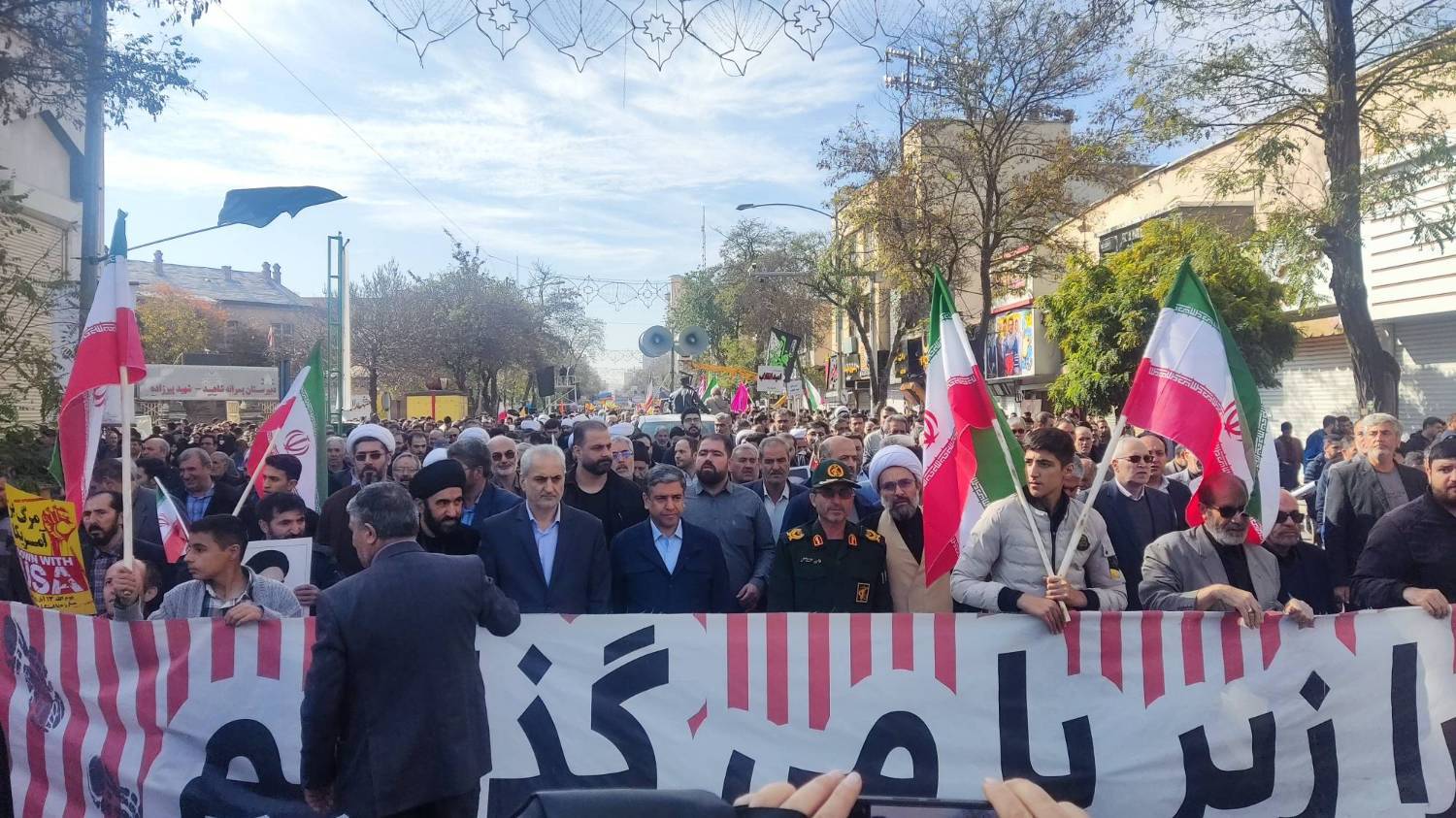 استکبار تسلیم شدن ملت ایران را به گور خواهد برد