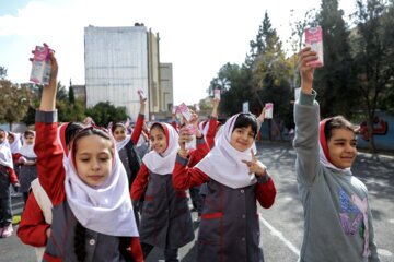 آغاز طرح توزیع شیر رایگان در مدارس ابتدایی استان زنجان آغاز طرح توزیع شیر رایگان در مدارس ابتدایی استان زنجان