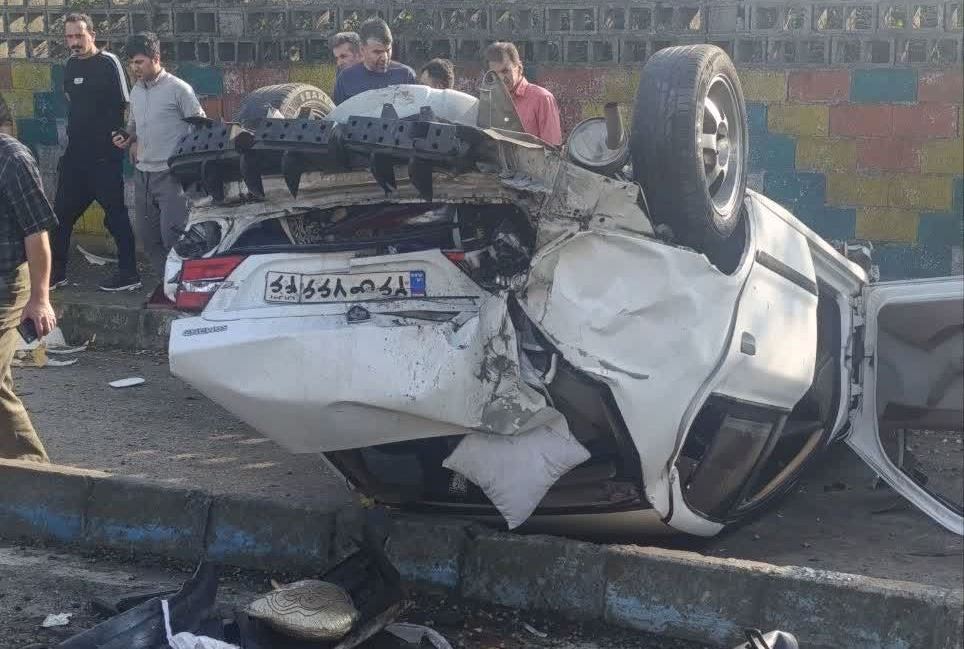 واژگونی خودروی سمند در پیاده رو و مصدومیت ۳ نفر در رشت