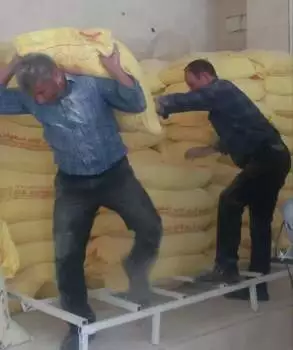 توزیع ۵۰ کیسه آرد بین مددجویان مجری طرح پخت نان خانگی