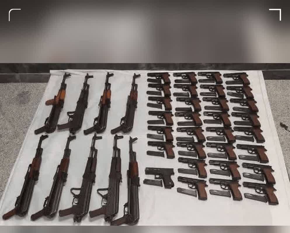 کشف ۴۰ قبضه سلاح جنگی توسط مرزبانان کرمانشاه کشف ۴۰ قبضه سلاح جنگی توسط مرزبانان کرمانشاه