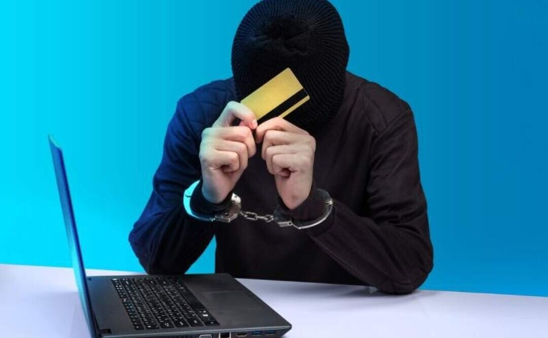 دستگیری کلاهبردار اسکیمری در یزد دستگیری کلاهبردار اسکیمری در یزد