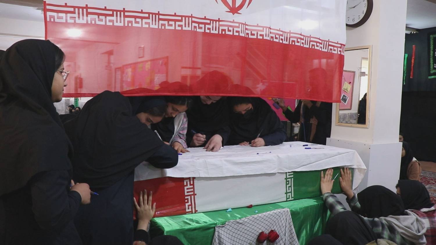 تشییع پیکر شهید گمنام در مدارس فیروزه تشییع پیکر شهید گمنام در مدارس فیروزه