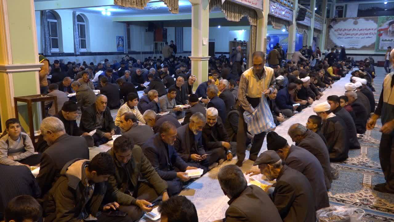 میاندوآبی ها مهمان سفره اطعام فاطمی شدند میاندوآبی ها مهمان سفره اطعام فاطمی شدند