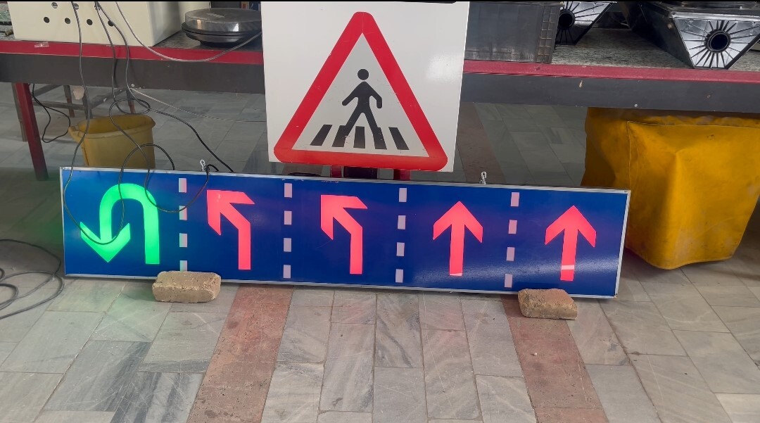 طراحی و نصب تابلو‌های جهت‌نمای چراغ راهنمایی در چهارراه جانباز
